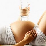Сколько выпивать жидкости в день во время беременности?