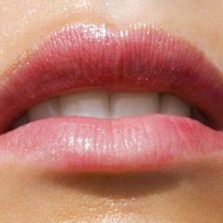 Белые точки на губах: причины появления, лечение