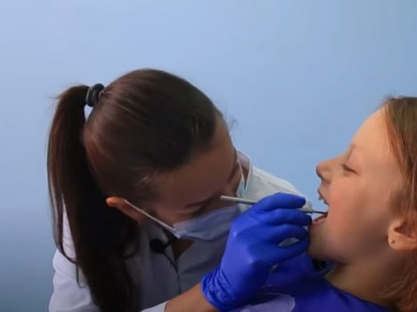 Проверяем состояние зубов и десен
