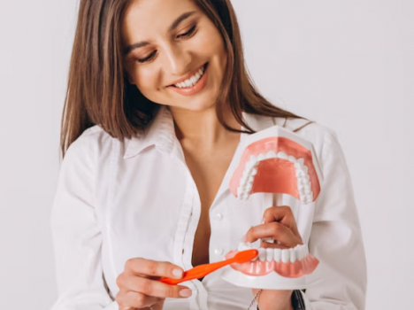 Когда необходимо записаться на прием к стоматологу-ортопеду?